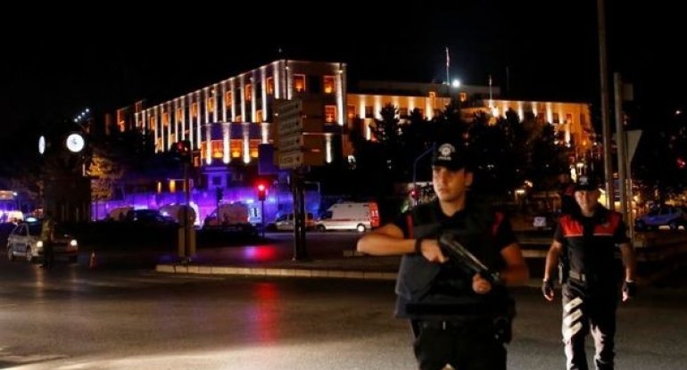 XİN: Türkiyədə dövlət çevrilişinə cəhd zamanı 1400 nəfər yaralanıb