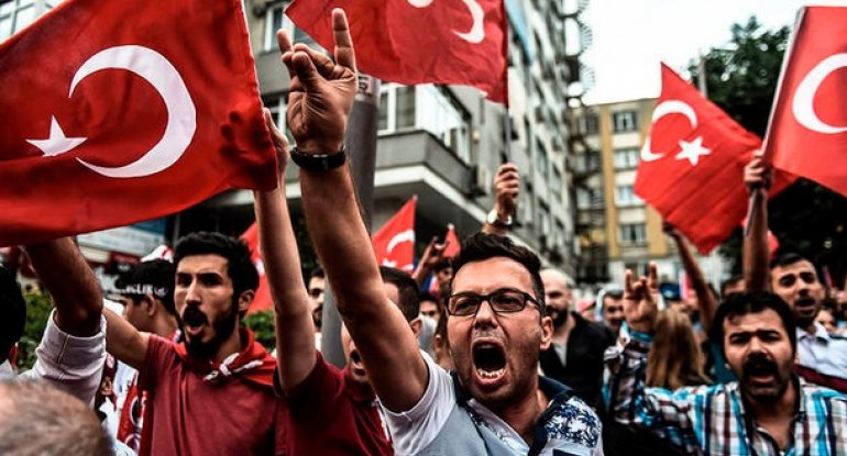 İstanbulda minlərlə türk ölüm hökmünün bərpasını tələb edir