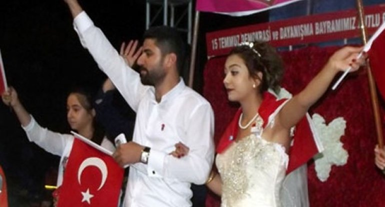 Türk gənclər mübarizə meydanında evləndilər