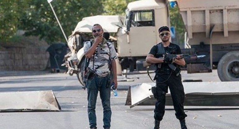 Yerevanda polis avtobusunu yandırdılar