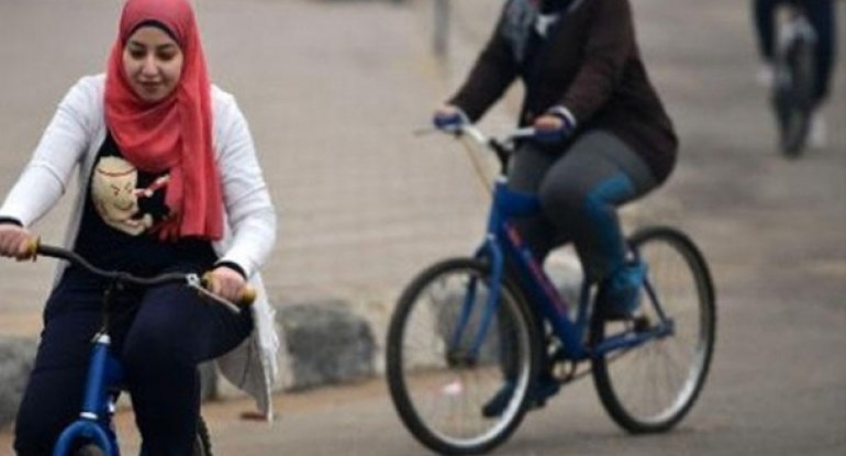 İranda velosiped sürən qadınlar tutuldu
