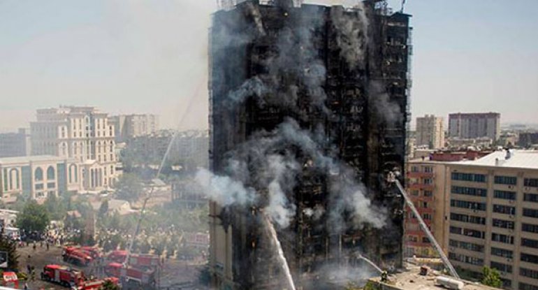 Binəqədidə yanan binanın sakini polisin gözü qarşısında intihar edibmiş