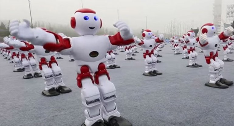 Çində rəqs edən robotların fləşmobu keçirildi