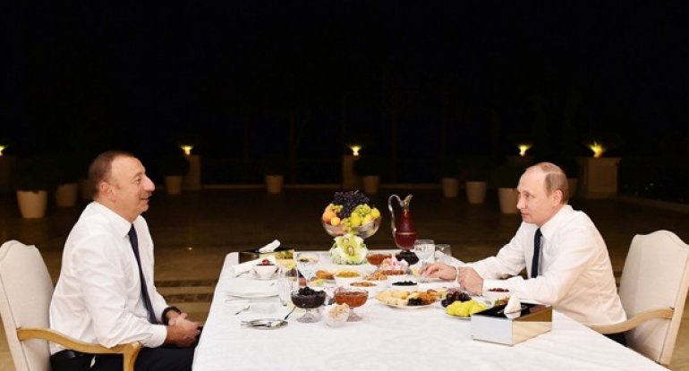 Prezident İlham Əliyev Vladimir Putini evinə çay süfrəsinə dəvət edib