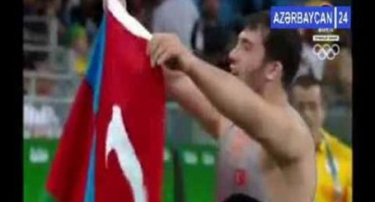 Türkiyəli güləşçi “gümüş” medalını Azərbaycan bayrağı ilə qeyd edib