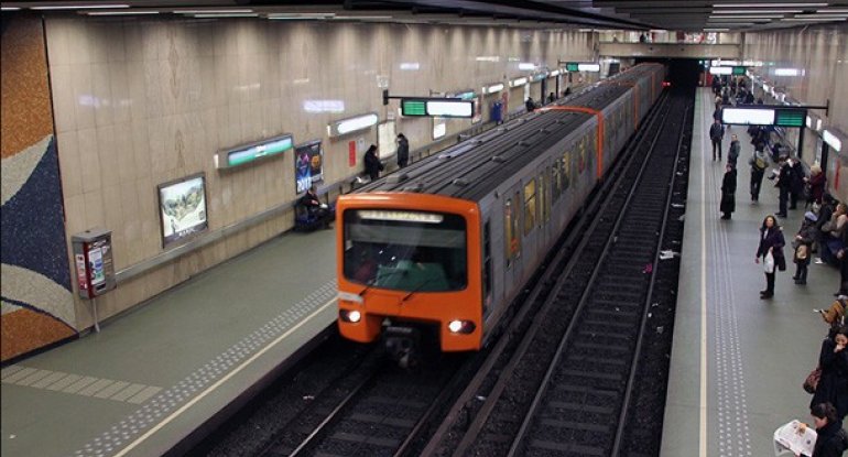 Brüsseldə metro şübhəli paketə görə boşaldıldı