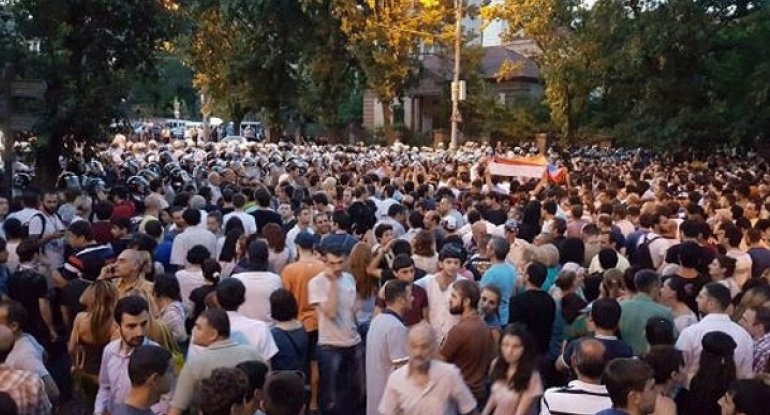 Yerevanın Azadlıq meydanında etiraz yürüşü keçirilib