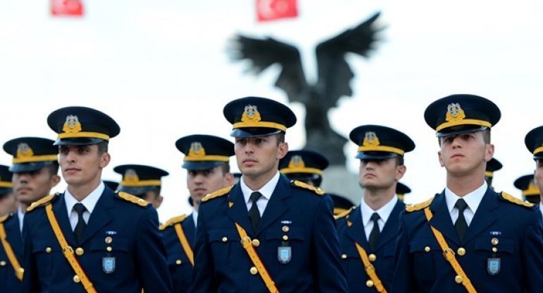 Türkiyədə 820 hərbçi ordu sıralarından xaric edildi