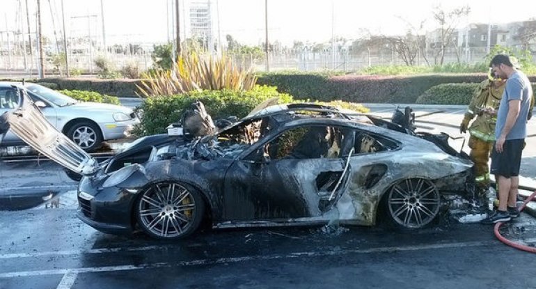 Bakıda “Porsche” yandı