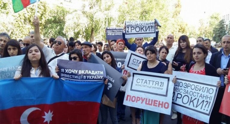 Azərbaycanlılar Ukrayna DİN-in binası qarşısında etiraz aksiyası keçirir