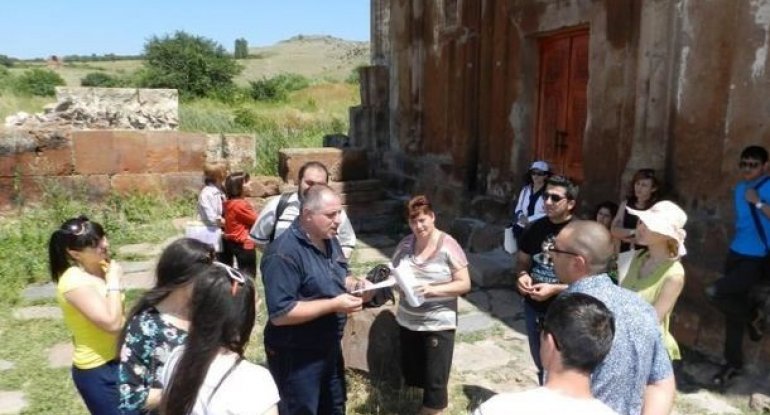 Erməni müəllif: Bakıda yeni məktəblər açılır, Ermənistanda isə məktəbə gedənlərin sayı azalır