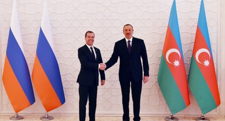 Prezident İlham Əliyev Dmitri Medvedevi təbrik edib