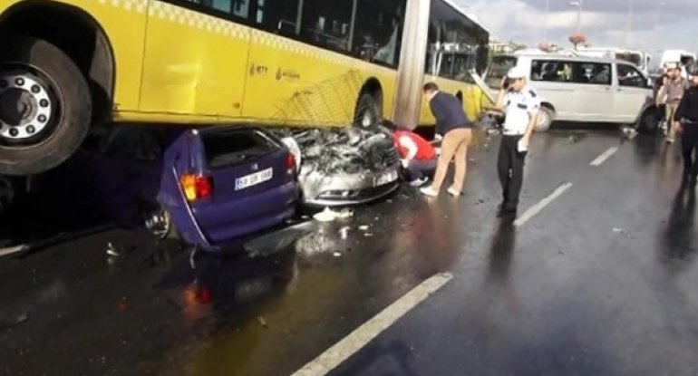 İstanbulda metrobus yoldan çıxdı