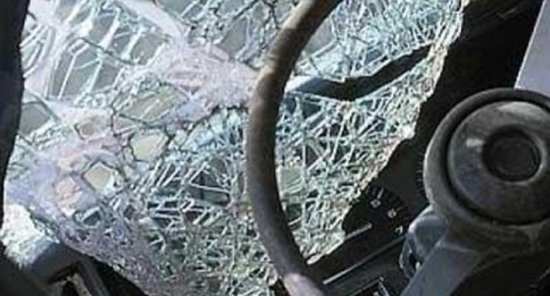 Siyəzəndə “BMW” aşdı, sürücü öldü
