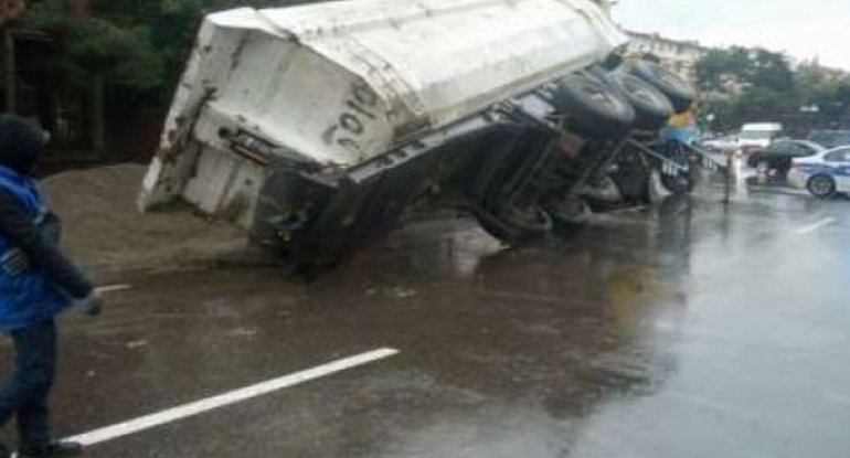 Bakıda ağır qəza: Kamaz aşdı