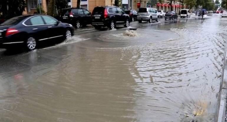 Bakının rayon icra hakimiyyətlərindən yağışla bağlı açıqlama: Problem yoxdur