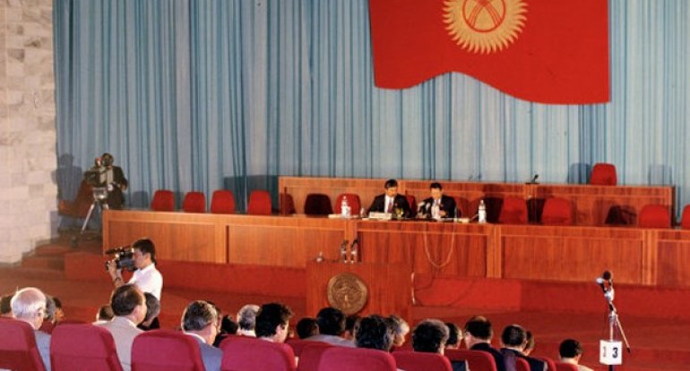 Qırğızıstan parlamentində biabırçılıq
