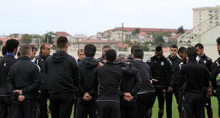 Azarkeşlər “Neftçi” futbolçularını başlarını kəsməklə hədələdi