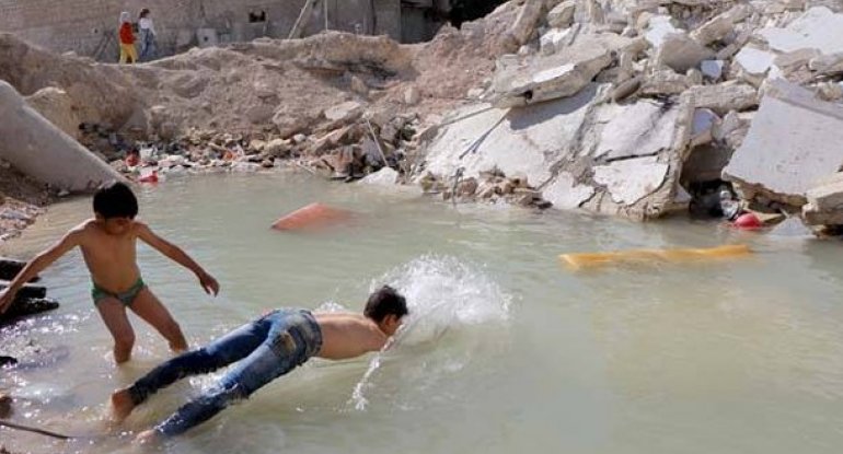 Suriyada bomba çuxurları uşaqların oyun meydançasına çevrildi