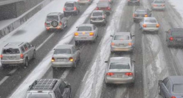 Bakıda yollar buz bağlayıb