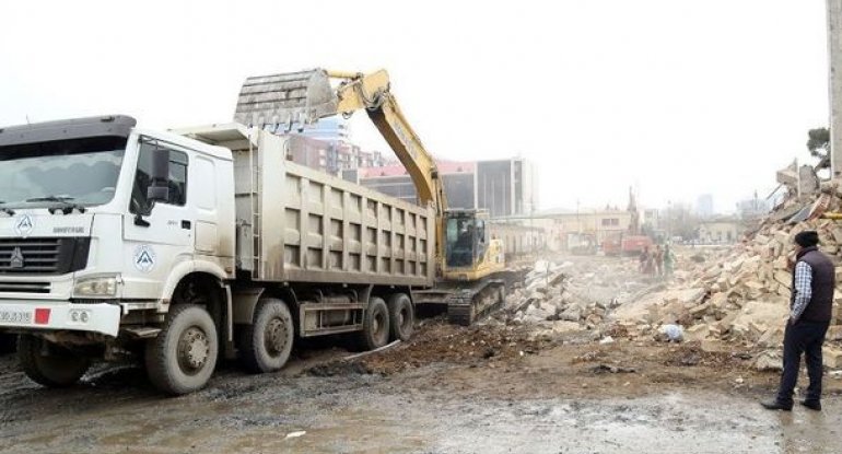 Bakıda zavod sökülür