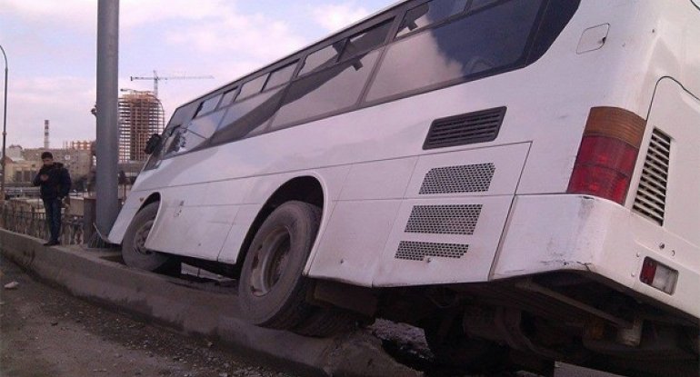 Bakıda sərnişin avtobusu qəza törətdi, xəsarət alanlar var