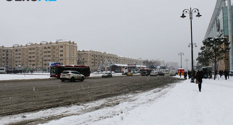 Bakının tıxaclı yolları, qarlı dayanacaqları