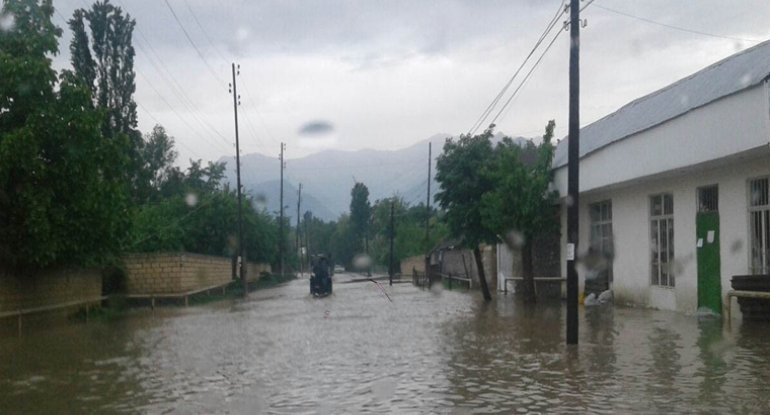Qaxda güclü yağış nəticəsində evləri su basdı