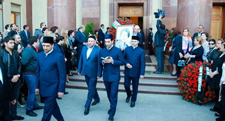 Azərbaycan prezidenti bibisi ilə vidalaşdı