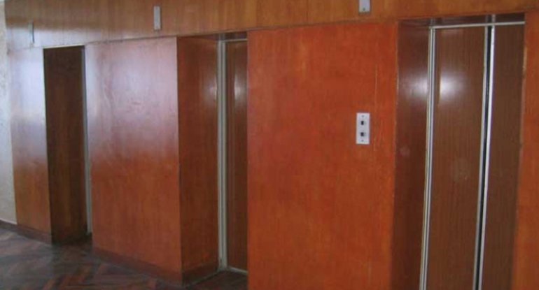 Bakıda binanın liftində ŞOK HADİSƏ