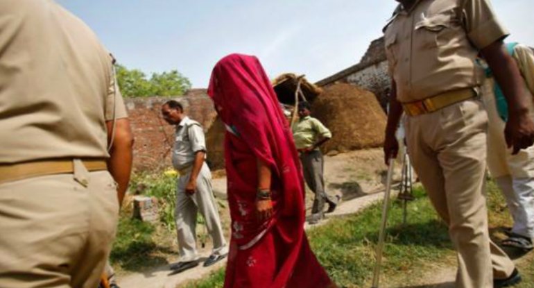 Hindistanda gənc qızı qaçırıb diri-diri basdırdılar
