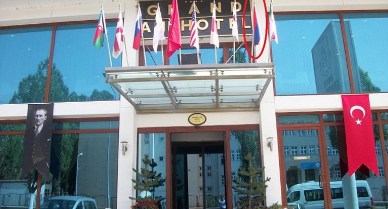 Azərbaycanlı iş adamının otelində erməni bayrağı dalğalanır