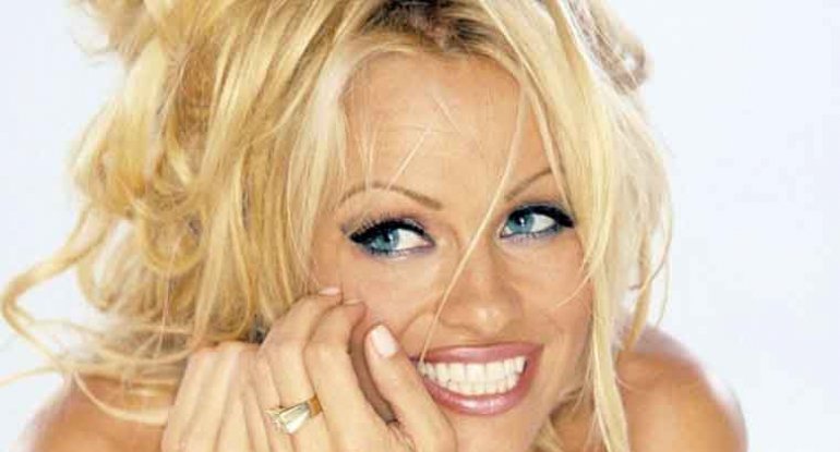 90-cı illərin seks simvolu Pamela Anderson tanınmaz hala düşüb