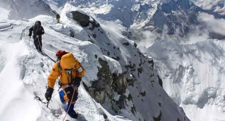 Everest zirvəsində 4 alpinistin meyiti tapıldı