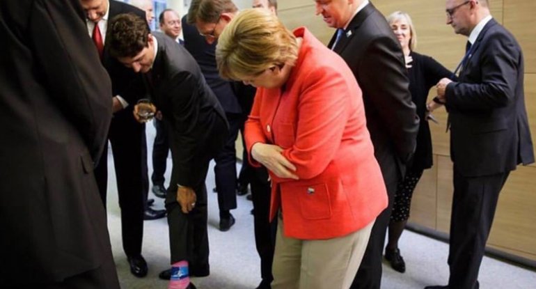 Kanadanın baş naziri Angela Merkelə corabını göstərdi