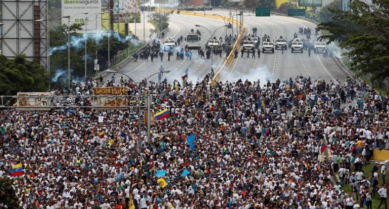 Venesuelanın paytaxtındakı nümayişlərdə 150 nəfər xəsarət aldı