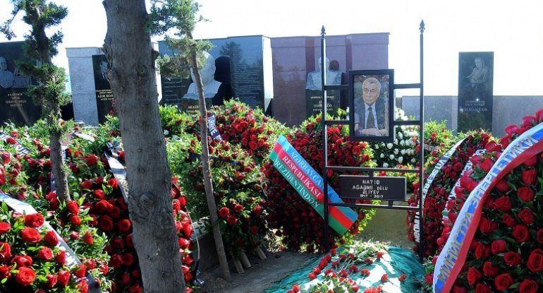 İlham Əliyev Natiq Əliyevin məzarını ziyarət etdi