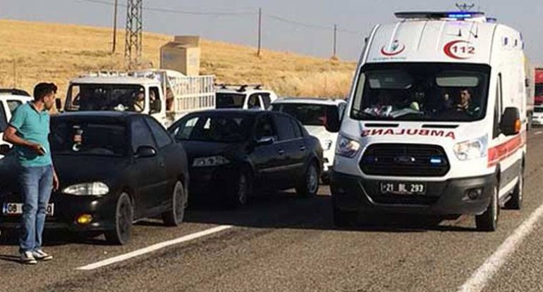 Türkiyədə sərnişin avtobusu ilə zirehli polis avtomobili toqquşdu