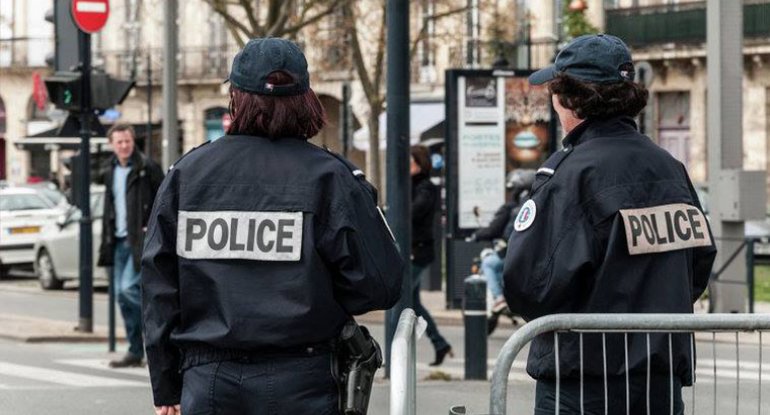 Parisdə naməlum şəxs bıçaqla hədələdiyi polis qadını zorladı