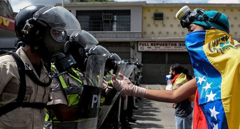 Venesuelada prezident tərəfdarları parlamentə hücum etdilər