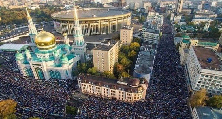 Moskvada izdiham: 250 min müsəlman bayram namazı qılıb