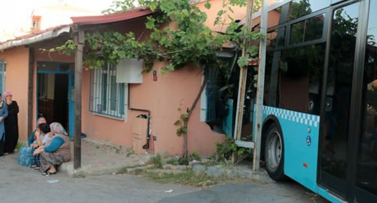 Avtobus evə girdi, 3 uşaq möcüzəli şəkildə sağ qaldı