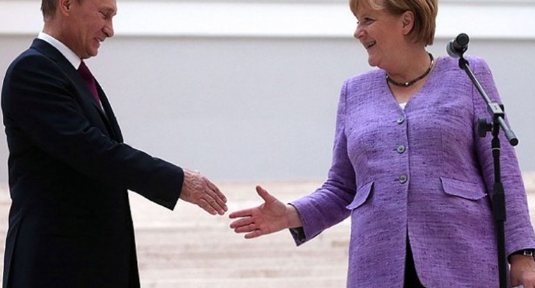 Melaniya Tramp oteldən çıxa bilmir, Putin və Merkel söhbət edir