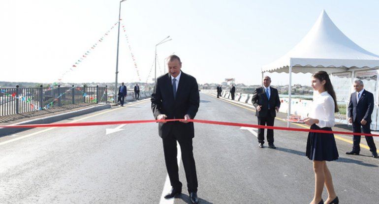 İlham Əliyev yenidən qurulan yolların açılışında iştirak edib