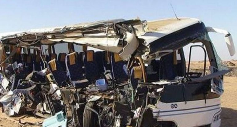 Misirdə turistləri daşıyan avtobus qəzaya uğradı