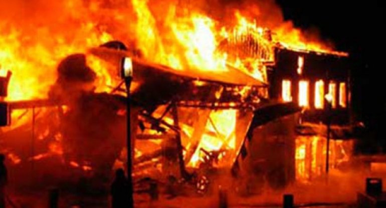 Bakıda 4 otaqlı ev yandı