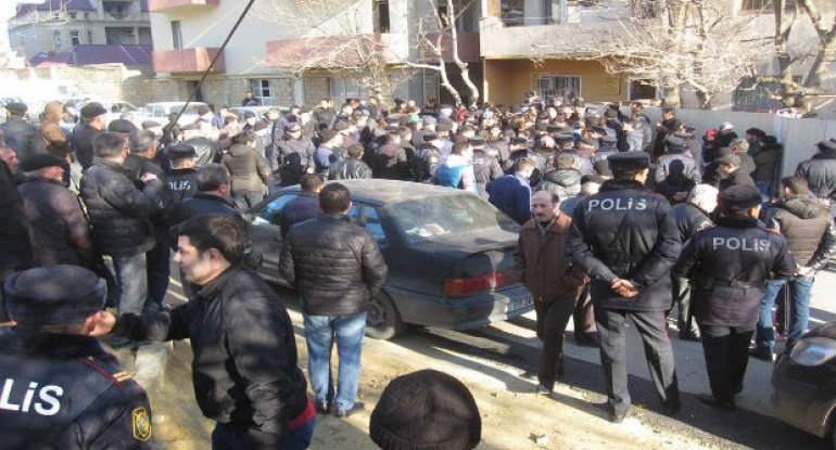 Məcburi köçkünlər yolu bağladı