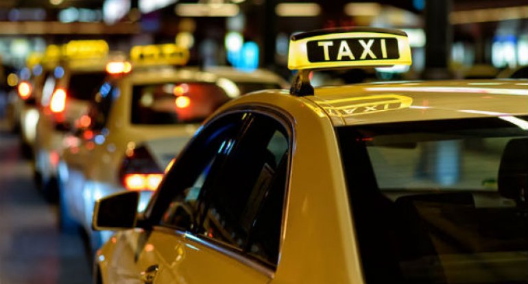 Taksi sürücüsü Türkiyə vətəndaşlarını döydü