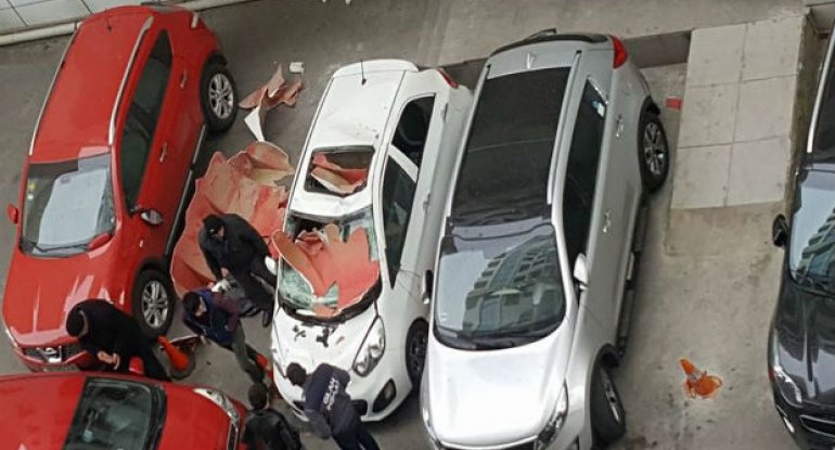 Bakıda külək hündürmərtəbəli binadakı su çənini avtomobilin üzərinə aşırdı