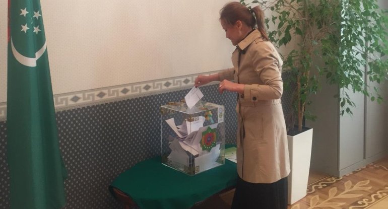 Azərbaycandakı Türkmənistan vətəndaşları səs verdi